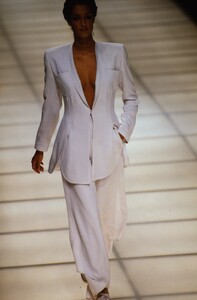 2140851121_giorgio-armani-ss-1994(7).thumb.jpg.46483b52d9ebdda22101ac6997b21d4e.jpg