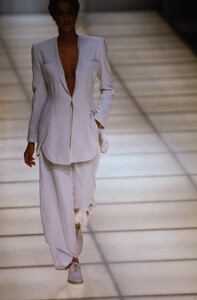 261050885_giorgio-armani-ss-1994(1).thumb.jpg.70a8a05011c72399511d94da5a83a29e.jpg