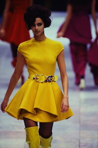 378452564_versace-fw-1991(2).thumb.jpg.b1c550ecc74bd20fd6e5e45393ce81fb.jpg