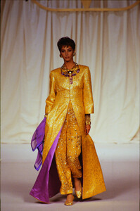 432883901_valentino-hc-fw-1990(2).thumb.jpg.e9232153e5d3e4f7ff0345ab64d02780.jpg