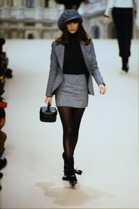 435035352_chanel-fw-1994(1).thumb.jpg.451bb2adfc2c9d251000a7318f7c07ba.jpg