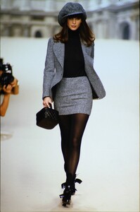 557321317_chanel-fw-1994(2).thumb.jpg.11075a6a2259d29ae787fc3872fd332e.jpg