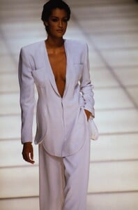 618858463_giorgio-armani-ss-1994(2).thumb.jpg.92f33f5b3f193886e79afbb1879cb02f.jpg