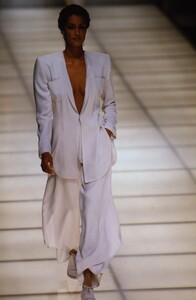 65529088_giorgio-armani-ss-1994(4).thumb.jpg.87020d5d696e73bb0ce38216090709b1.jpg