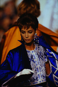 663535911_valentino-hc-fw-1990(1).thumb.jpg.de26d46c01bd6749a86fbf959e2a2890.jpg