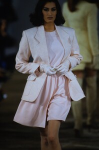 693416531_michael-kors-fw-1992(1).thumb.jpg.6d74bf243fe00a07bfbe7ce2e9eed116.jpg