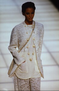 701505922_giorgio-armani-ss-1994(6).thumb.jpg.a023633cb873fc0cf7d7778131054313.jpg