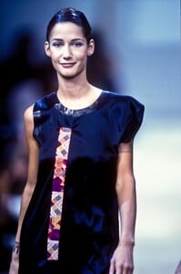 711909828_CommedesGarcons1992WomenRTW32.thumb.jpg.5e6cf8c8f800d7d8b898a810a08556de.jpg