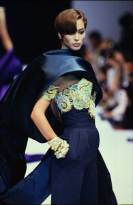 716491596_gianfranco-ferre-fw-1990(1).thumb.jpg.5770a99a78fbf8de013d6b54543419fc.jpg