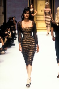 741310239_HerveLeger1996WomenRTW12.thumb.jpg.dd41cbf73ee1e8393e46afc848e31fdc.jpg