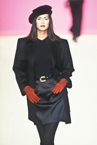 787536122_YvesSaintLaurent1996WomenRTW18.thumb.jpg.9e3e9f0efe55c54287194549d8d939b7.jpg