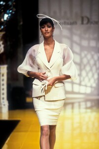 86124007_ChristianDior1995HauteCouture24.thumb.jpg.df20b43b89dc2f59f144fdcbcc4c3474.jpg