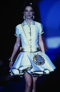 91403321_versace-hc-ss-1992(5).thumb.jpg.d3c3f614d4d01ddc166137b87dc606a3.jpg