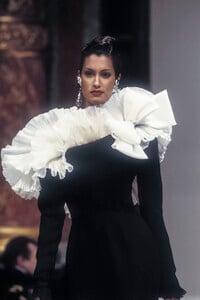 91940728_HanaeMori1993HauteCouture64.thumb.jpg.c481b3de4f2d0eafa1d196d94a4b25ed.jpg