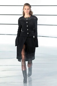 Chanel-RTW-FW20-Paris-3139-1583233054.thumb.jpg.5a1ebe584a86327da9370b1f17a00676.jpg