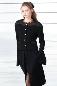 Chanel-RTW-FW20-Paris-3142-1583233057.thumb.jpg.ab2f82bae9b875c20d3fced67f77a334.jpg