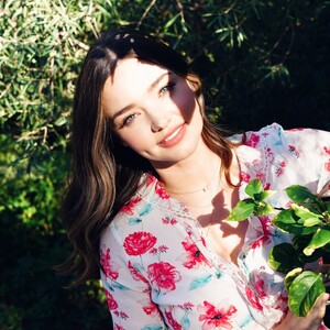 Miranda-Kerr-in-nature.thumb.jpg.91ea96da95540018167cf21215e0ca9d.jpg