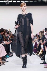 Valentino-RTW-FW20-Paris-1293-1583084116.thumb.jpg.3f47dece9a2c0c6918cf74aa282e81a8.jpg