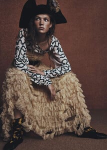 adrienne-jucc88liger-by-lachlan-bailey-for-vogue-australia-january-2016-7.thumb.jpg.673e9b7e3f8bc9e015f43a5251ee8abf.jpg