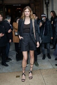 constance-jablonski-arrives-at-stella-mccartney-show-at-paris-fashion-week-03-02-2020-6.jpg