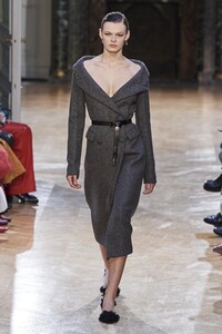 defile-altuzarra-automne-hiver-2020-2021-paris-look-1.thumb.jpg.89eb85f6a143975c009c306eb41b9ca5.jpg