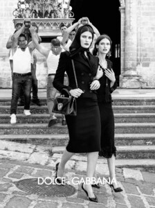 dolce-and-gabbana-summer-2020-woman-advertising-campaign-18.thumb.jpg.5a0d89093345854a320bda8e2e0a88d7.jpg