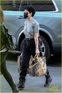 halsey-grocery-shopping-in-la-01.jpg