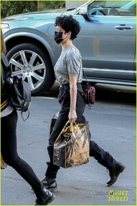 halsey-grocery-shopping-in-la-04.jpg