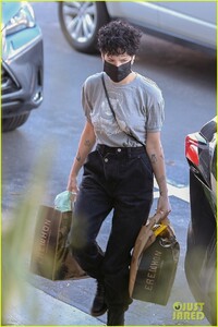 halsey-grocery-shopping-in-la-09.jpg