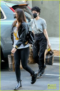 halsey-grocery-shopping-in-la-18.jpg