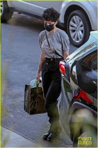 halsey-grocery-shopping-in-la-19.jpg