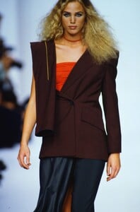 john-galliano-ss-1991.thumb.jpg.c71a76552b98e05a76e82466a6fd6e75.jpg