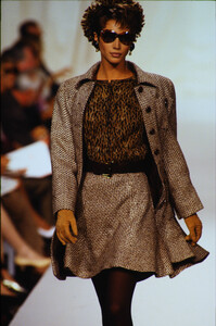 valentino-hc-fw-1990.thumb.jpg.546ff7ffd0b14752106104d55f82d84b.jpg