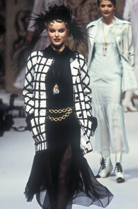 1042858845_Chanel1993HauteCouture72.thumb.jpg.e074fdafacb749f68218b002323667a1.jpg