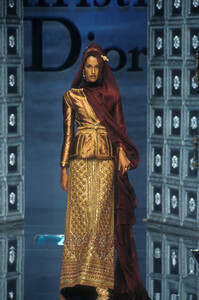 1060577114_ChristianDior1996HauteCouture177.thumb.jpg.e30dbefefa12beceb25c0473887ce132.jpg