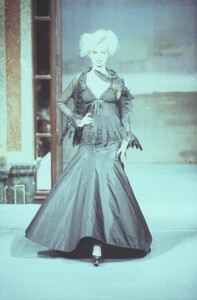 1066512892_vivienne-westwood-ss-1996(1).thumb.jpg.f836ea871182a84bcfa2de81c7fcac22.jpg