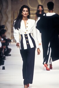 1086267687_Valentino1993WomenRTW39.thumb.jpg.7ea87f02a87e7b074d5eba26ede2ee7c.jpg