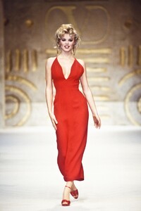 110111426_Valentino1993WomenRTW63.thumb.jpg.d8f96cd5075e3b1b71e70954bc8608d5.jpg