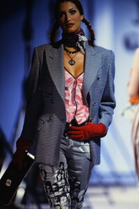 1123899414_jean-paul-gaultier-fw-1992(8).thumb.jpg.6f12b9dd4e1d599cb90758f113dfbe90.jpg