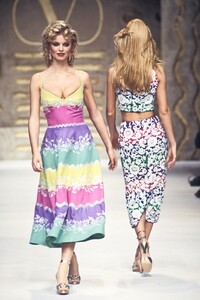 1143407566_Valentino1993WomenRTW105.thumb.jpg.d8e67fec367f935ce0004efe365ba241.jpg