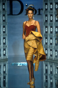 118408066_ChristianDior1996HauteCouture18.thumb.jpg.63c8eb6d7184b690c117775d3960c342.jpg