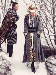 1322057505_voguegermany2012dec7.thumb.jpg.41e747a14fcf3a8cb17676a7beb088d2.jpg