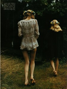 ARCHIVIO - Vogue Italia (November 2001) - In a fairy-tale mood - 003.png