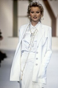 1470004984_Valentino1993WomenRTW53.thumb.jpg.5a990fae6a9f68b3c3101569eaf62f0b.jpg