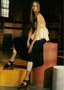 ARCHIVIO - Vogue Italia (March 2004) - A Cool Story - 003.jpg