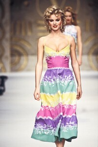 1560199950_Valentino1993WomenRTW106.thumb.jpg.080a79bbabb425d42f8a08cdb98cd68d.jpg