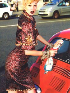 Elle Italia (November 2010) - Funny Couture - 007.jpg