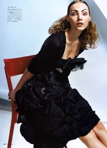 Vogue Japan (June 2006) - Ruffle Room - 002.jpg