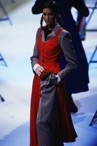 1691541734_jean-paul-gaultier-fw-1992(10).thumb.jpg.4812fc5a051c31f4cdd674d392ad0063.jpg