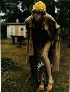 ARCHIVIO - Vogue Italia (November 2001) - In a fairy-tale mood - 018.png